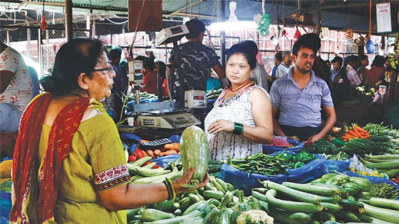 नेपाल में पेट्रोल से लेकर हर चीज महंगी, पहले 20000 रुपए में घर चल जाता था, अब 35000 रुपए भी कम नेपाल में पेट्रोल से लेकर हर चीज महंगी, पहले 20000 रुपए में घर चल जाता था, अब 35000 रुपए भी कम