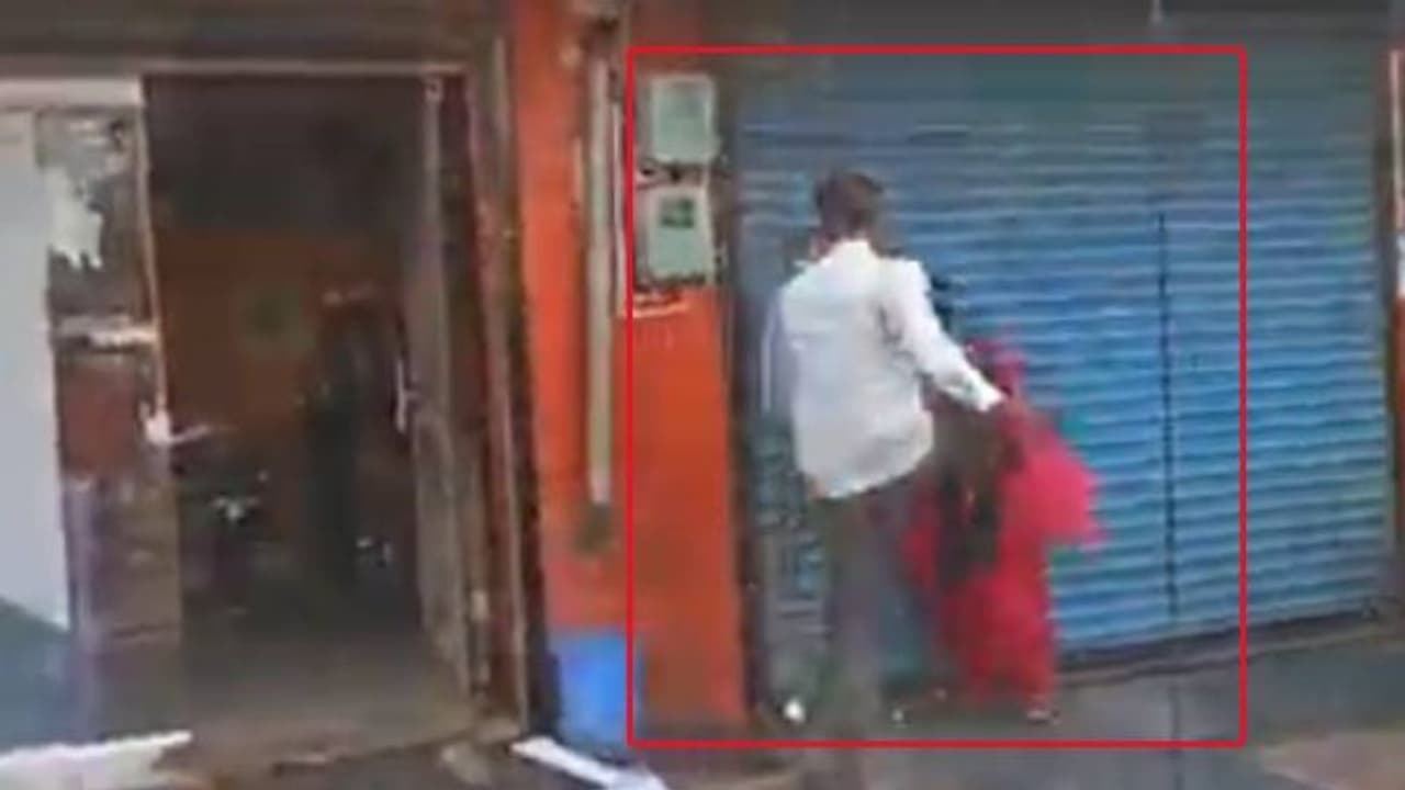 பொது வெளியில் பெண் வழக்கறிஞரை கொடூரமாக தாக்கிய நபர் வைரலாகும் வீடியோ.. அப்புறம் என்ன ஆச்சு தெரியுமா? பொது வெளியில் பெண் வழக்கறிஞரை கொடூரமாக தாக்கிய நபர் வைரலாகும் வீடியோ.. அப்புறம் என்ன ஆச்சு தெரியுமா?