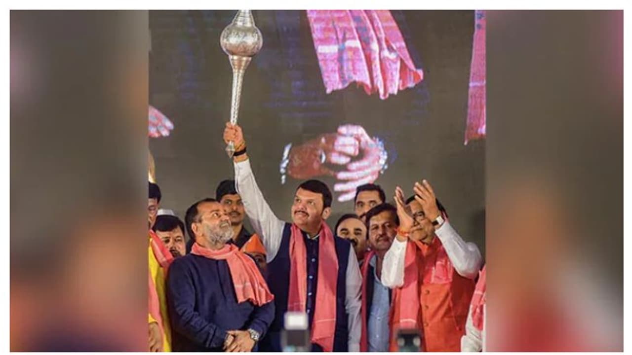 'മഹാരാഷ്ട്ര സർക്കാർ ബാബരി പോലെ, താഴെയിറക്കുന്നതുവരെ വിശ്രമമില്ല'; ശിവസേനക്ക് മുന്നറിയിപ്പുമായി ഫഡ്നവിസ്