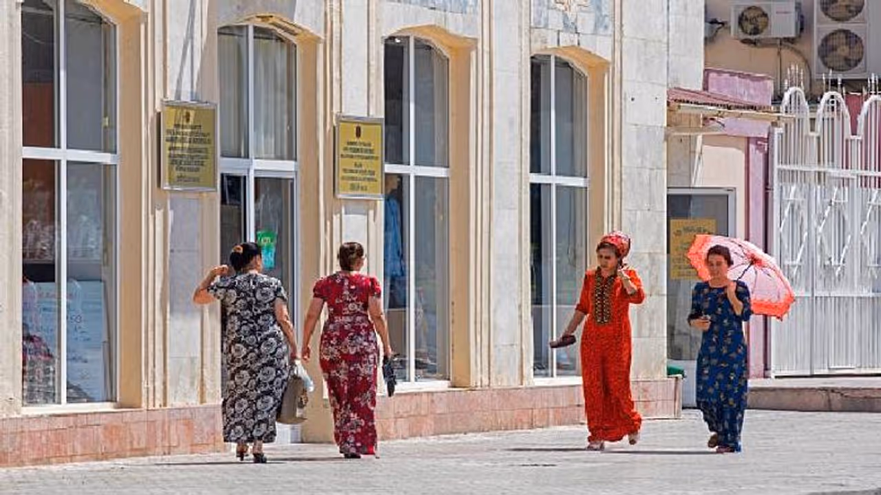 തുർക്മെനിസ്ഥാനിൽ സ്ത്രീകൾക്ക് ഇറുക്കമുള്ള വസ്ത്രം ധരിക്കുന്നതിന് വിലക്ക്? 