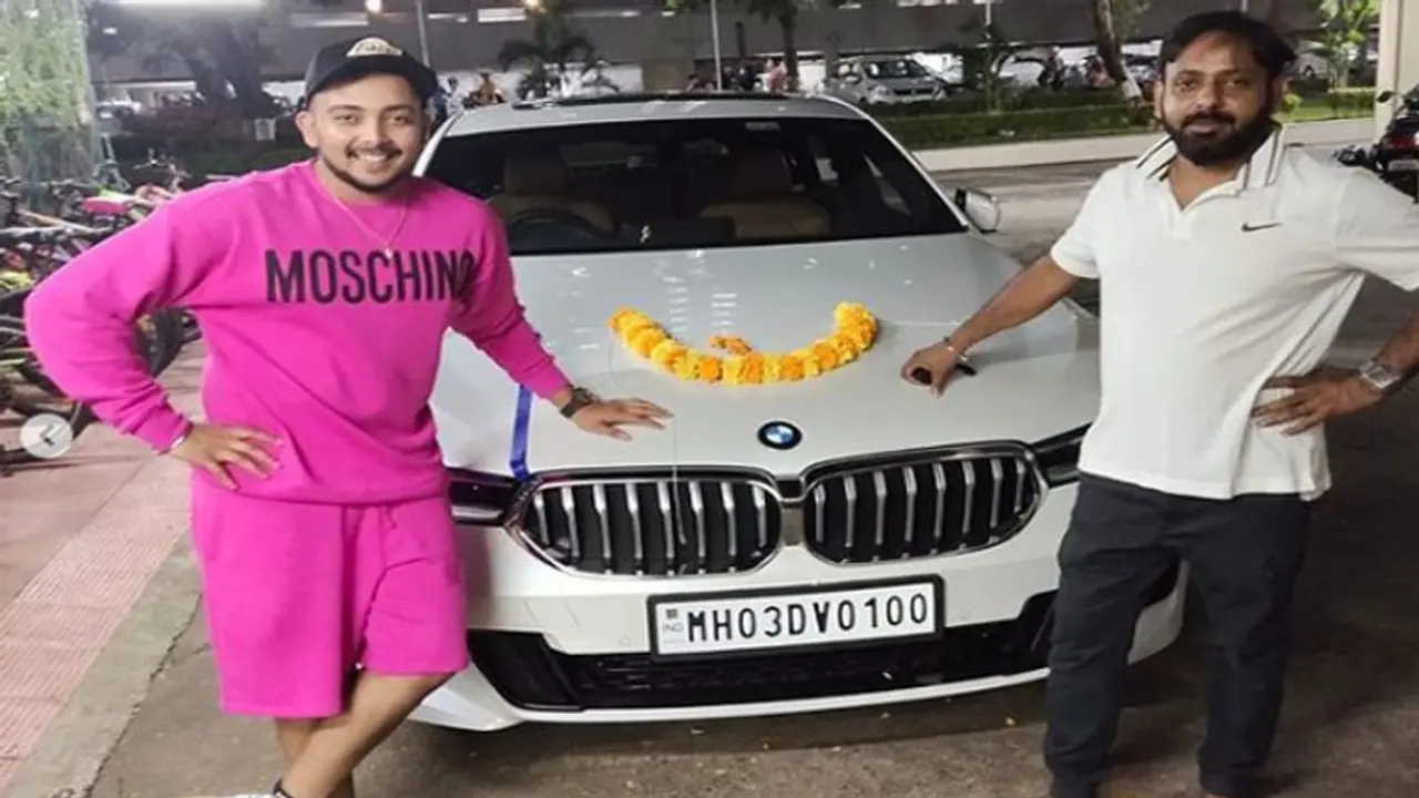 कभी पापा बाइक पर क्रिकेट कोचिंग छोड़ने जाते थे, आज बेटे ने पिता को दी इतनी महंगी कार