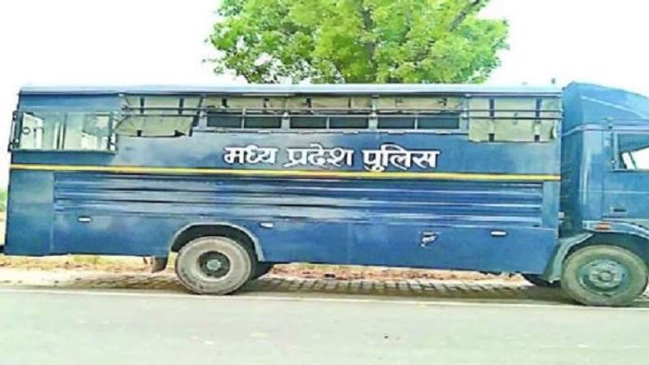 फिरोजाबाद में मध्य प्रदेश पुलिस की गाड़ी से निकाह के लिए पहुंचा युवक, सच्चाई सामने आने पर दंग रह गए रिश्तेदार फिरोजाबाद में मध्य प्रदेश पुलिस की गाड़ी से निकाह के लिए पहुंचा युवक, सच्चाई सामने आने पर दंग रह गए रिश्तेदार