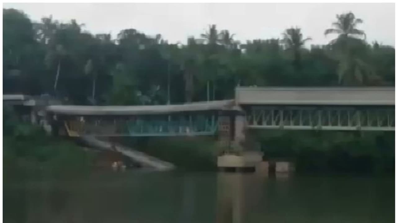 കോഴിക്കോട് കൂളിമാട് പാലം തകർന്നു; രണ്ട് തൊഴിലാളികൾക്ക് പരിക്ക് കോഴിക്കോട് കൂളിമാട് പാലം തകർന്നു; രണ്ട് തൊഴിലാളികൾക്ക് പരിക്ക്