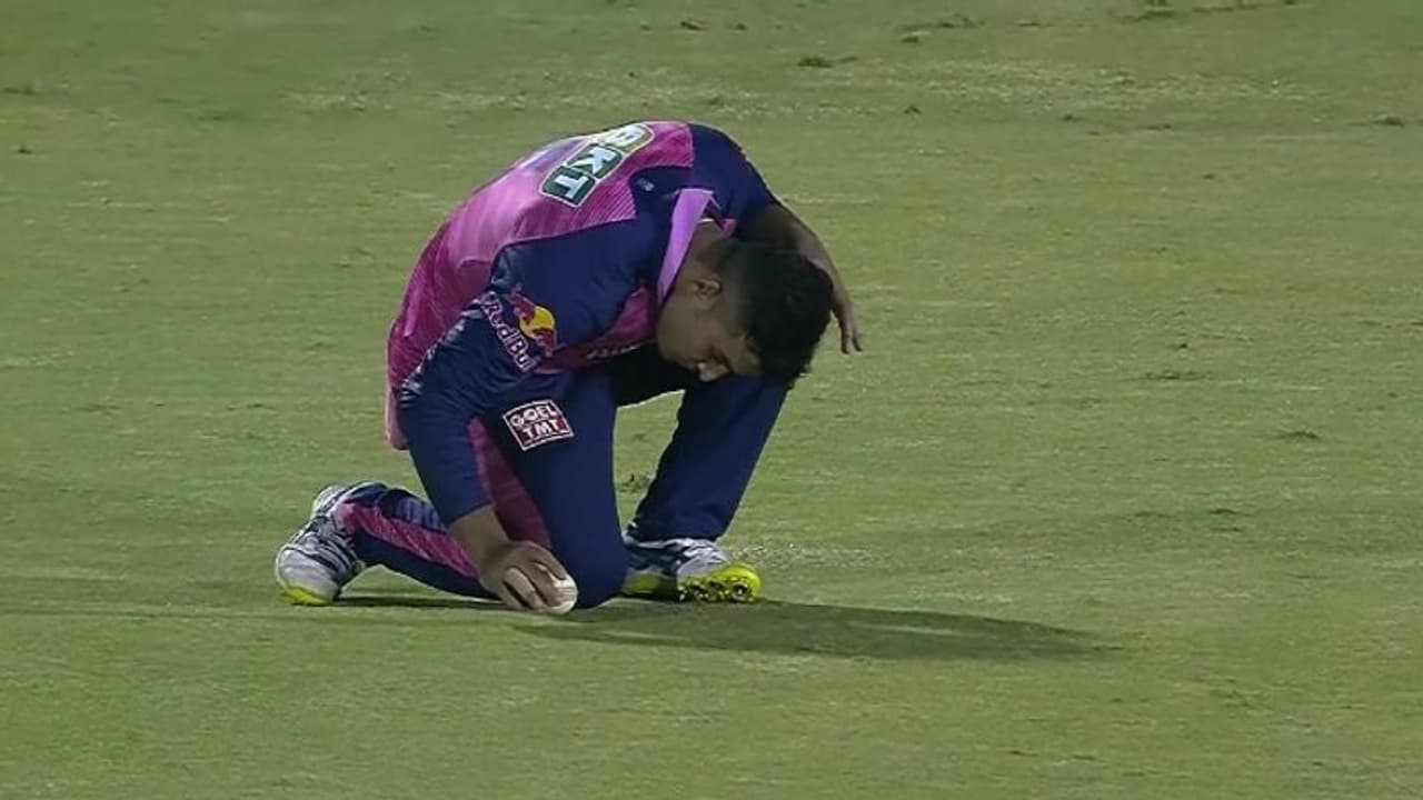 IPL 2022 : അറുബോറനോ റിയാന് പരാഗ്? തേഡ് അംപയറെ കളിയാക്കിയെന്ന് രൂക്ഷ വിമര്ശനം, ആഞ്ഞടിച്ച് ആരാധകര് IPL 2022 : അറുബോറനോ റിയാന് പരാഗ്? തേഡ് അംപയറെ കളിയാക്കിയെന്ന് രൂക്ഷ വിമര്ശനം, ആഞ്ഞടിച്ച് ആരാധകര്