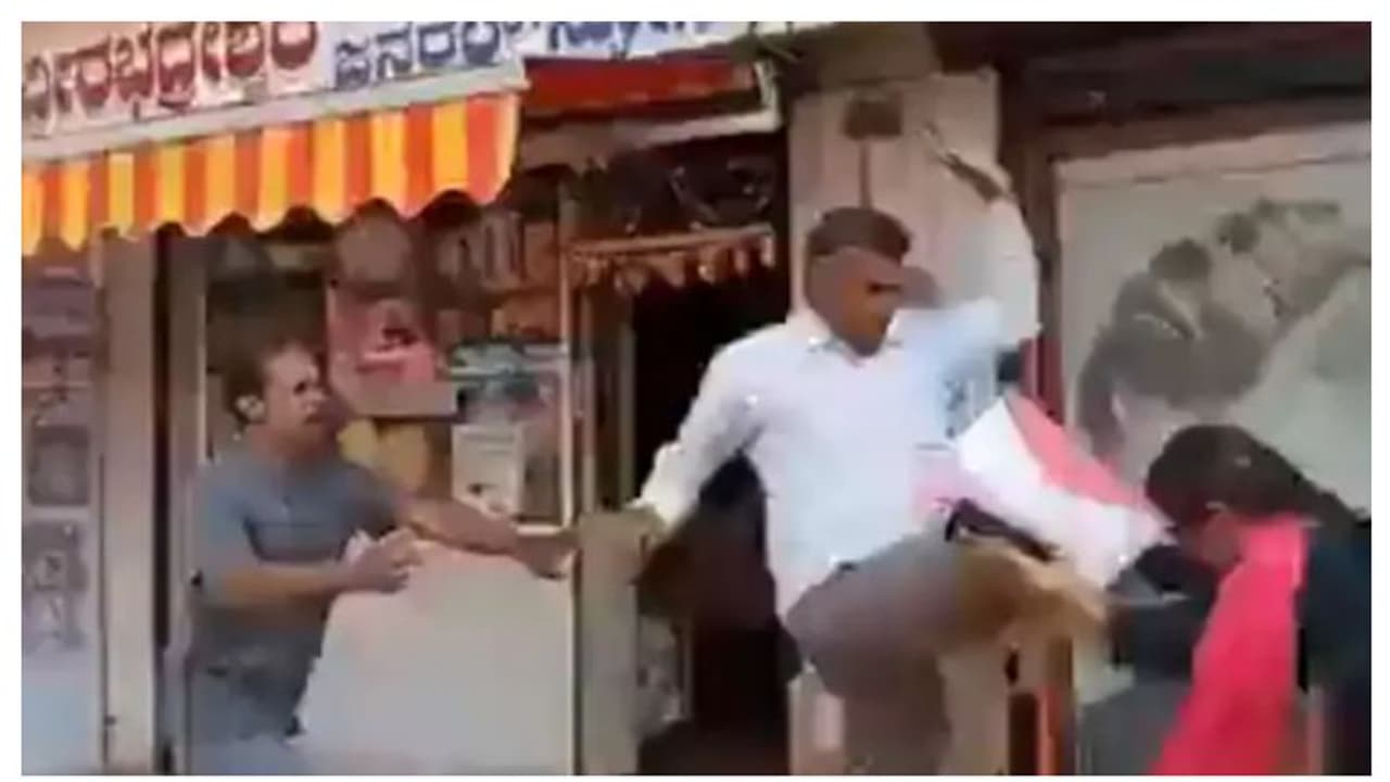 ആളുകൾ നോക്കി നിൽക്കെ വനിതാ അഭിഭാഷകക്ക് ക്രൂരമർദ്ദനം വീഡിയോ ആളുകൾ നോക്കി നിൽക്കെ വനിതാ അഭിഭാഷകക്ക് ക്രൂരമർദ്ദനം വീഡിയോ