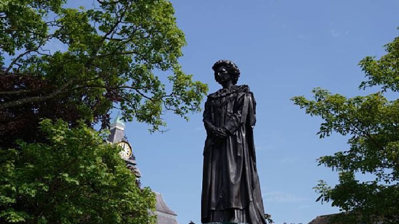 ജന്മനാട്ടിൽ മാർ​ഗരറ്റ് താച്ചറിന്റെ പ്രതിമ, സ്ഥാപിച്ച് മണിക്കൂറുകൾക്കുള്ളിൽ മുട്ടയേറ്