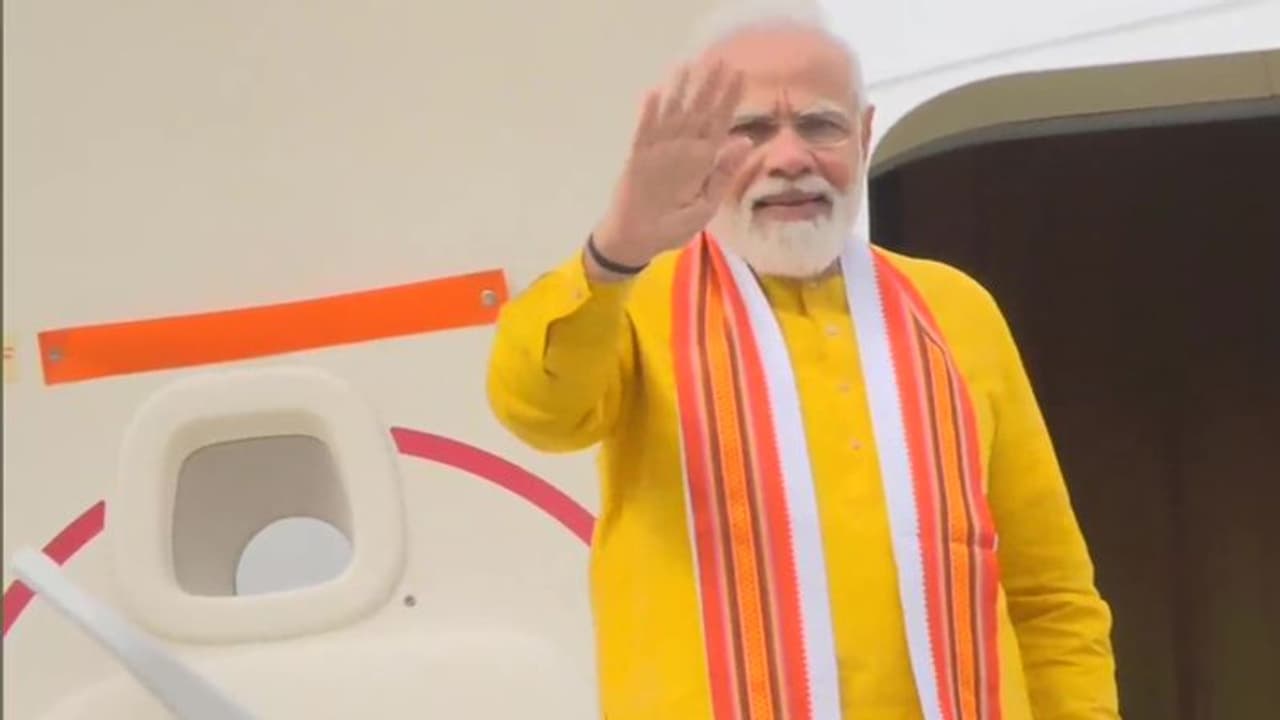 பிரதமர் மோடி சென்னை வருகை.. மாலை 3 மணி முதல் 8 மணி வரை இந்த சாலைக்கு தப்பி தவறிகூட வந்துடாதீங்க மக்களே.! பிரதமர் மோடி சென்னை வருகை.. மாலை 3 மணி முதல் 8 மணி வரை இந்த சாலைக்கு தப்பி தவறிகூட வந்துடாதீங்க மக்களே.!