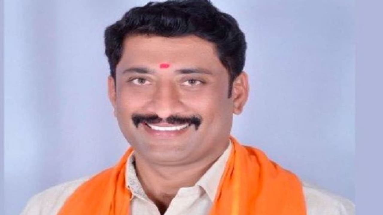 ಬೆಂಗಳೂರು: ಬಿಜೆಪಿ ಮುಖಂಡ ಅನಂತರಾಜು ಆತ್ಮಹತ್ಯೆ: ಬ್ಯಾಡರಹಳ್ಳಿ ಪೊಲೀಸರಿಂದ ಪತ್ನಿ ಸುಮಾ ವಿಚಾರಣೆ ಬೆಂಗಳೂರು: ಬಿಜೆಪಿ ಮುಖಂಡ ಅನಂತರಾಜು ಆತ್ಮಹತ್ಯೆ: ಬ್ಯಾಡರಹಳ್ಳಿ ಪೊಲೀಸರಿಂದ ಪತ್ನಿ ಸುಮಾ ವಿಚಾರಣೆ