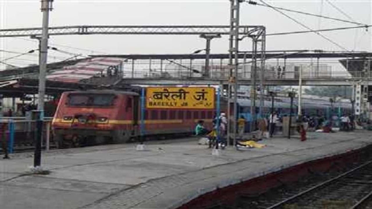 ट्रेन में सफर कर रहे यात्री का चोरी हुआ जूता, पीड़ित ने गंभीर आरोप के साथ दर्ज करा दी FIR
