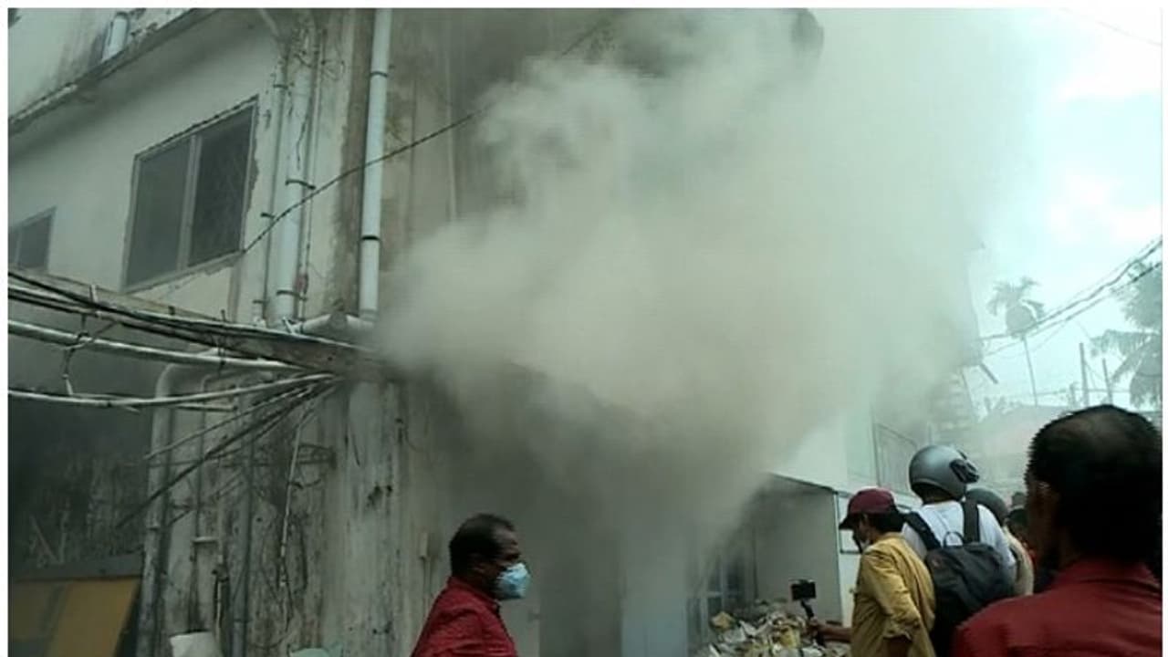 നടക്കാവിൽ ഗൃഹോപകരണ വിൽപ്പനശാലയിൽ തീപിടിത്തം, തീ പടർന്നത് ഗോഡൗണിൽ നിന്ന് നടക്കാവിൽ ഗൃഹോപകരണ വിൽപ്പനശാലയിൽ തീപിടിത്തം, തീ പടർന്നത് ഗോഡൗണിൽ നിന്ന്