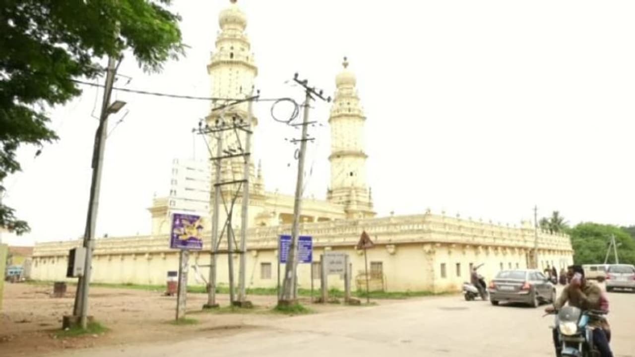 कर्नाटकः टीपू सुल्तान मस्जिद का हनुमान मंदिर होने का दावा, लोगों ने पूजा करने की मांगी अनुमति कर्नाटकः टीपू सुल्तान मस्जिद का हनुमान मंदिर होने का दावा, लोगों ने पूजा करने की मांगी अनुमति