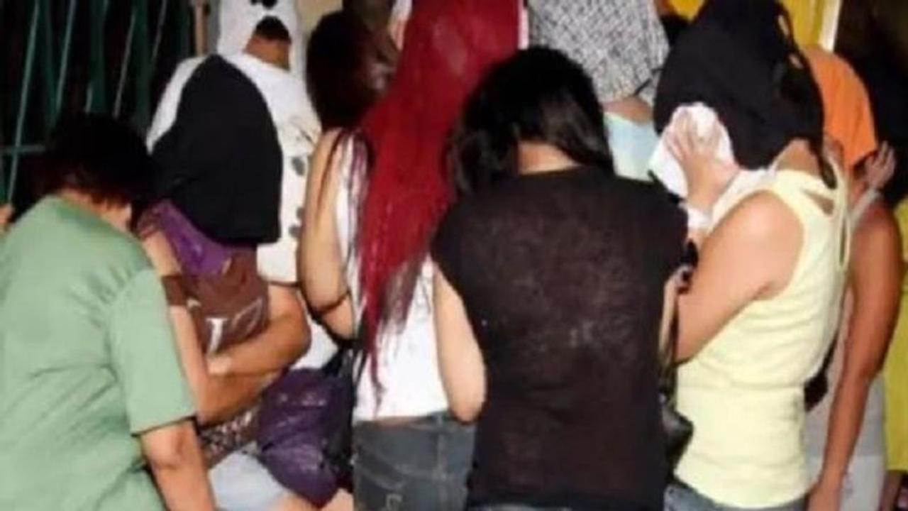 पुलिस का छापा पड़ते ही होटल में मच गई भगदड़, तीन शादीशुदा और दो किशोरी भी थी इस काम में शामिल