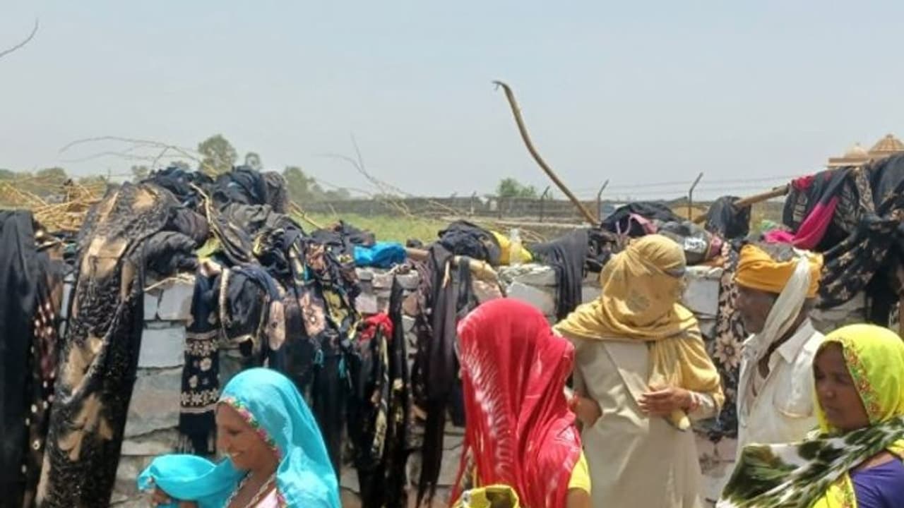 राजस्थान में राहुल गांधी की सभा में काले रंग का ऐसा खौफ, उतरवाए काले कपड़े, महिलाओं को भी नहीं छोड़ा