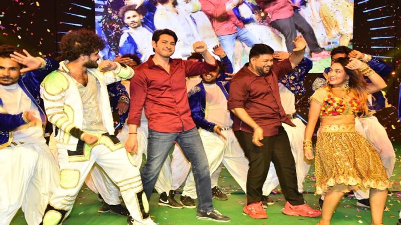  తొలిసారిగా ఫ్యాన్స్ కోసం స్టేజ్ పై మహేశ్ బాబు మాస్ స్టెప్పులు.. అభిమానుల అరుపులతో దద్దరిల్లిన కర్నూల్