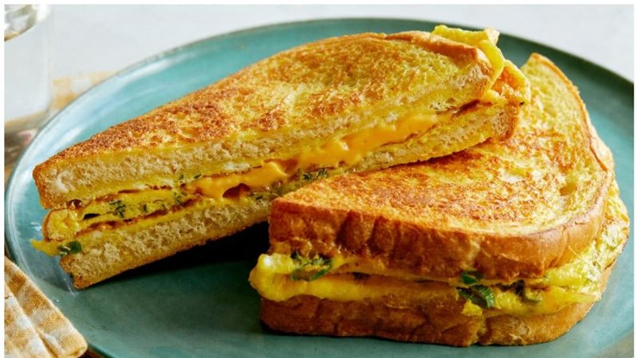 Cheese Bread Omelette : കുട്ടികൾക്ക് ഇഷ്ടമാകും ഈ ചീസ് ബ്രഡ് ഓംലെറ്റ്; റെസിപ്പി