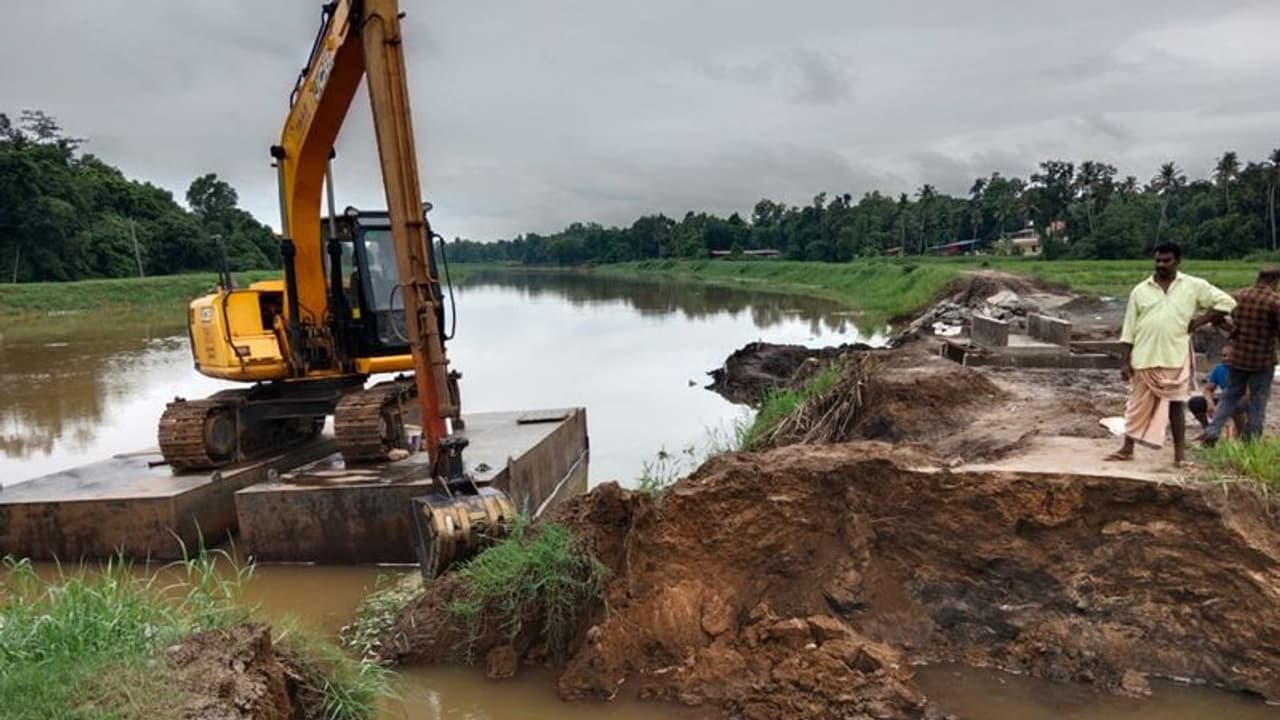 കനത്ത മഴ, മടവീഴ്ച: വിളവെടുക്കാൻ പാകമായ 30 ഏക്കർ നെൽകൃഷി നശിച്ചു കനത്ത മഴ, മടവീഴ്ച: വിളവെടുക്കാൻ പാകമായ 30 ഏക്കർ നെൽകൃഷി നശിച്ചു