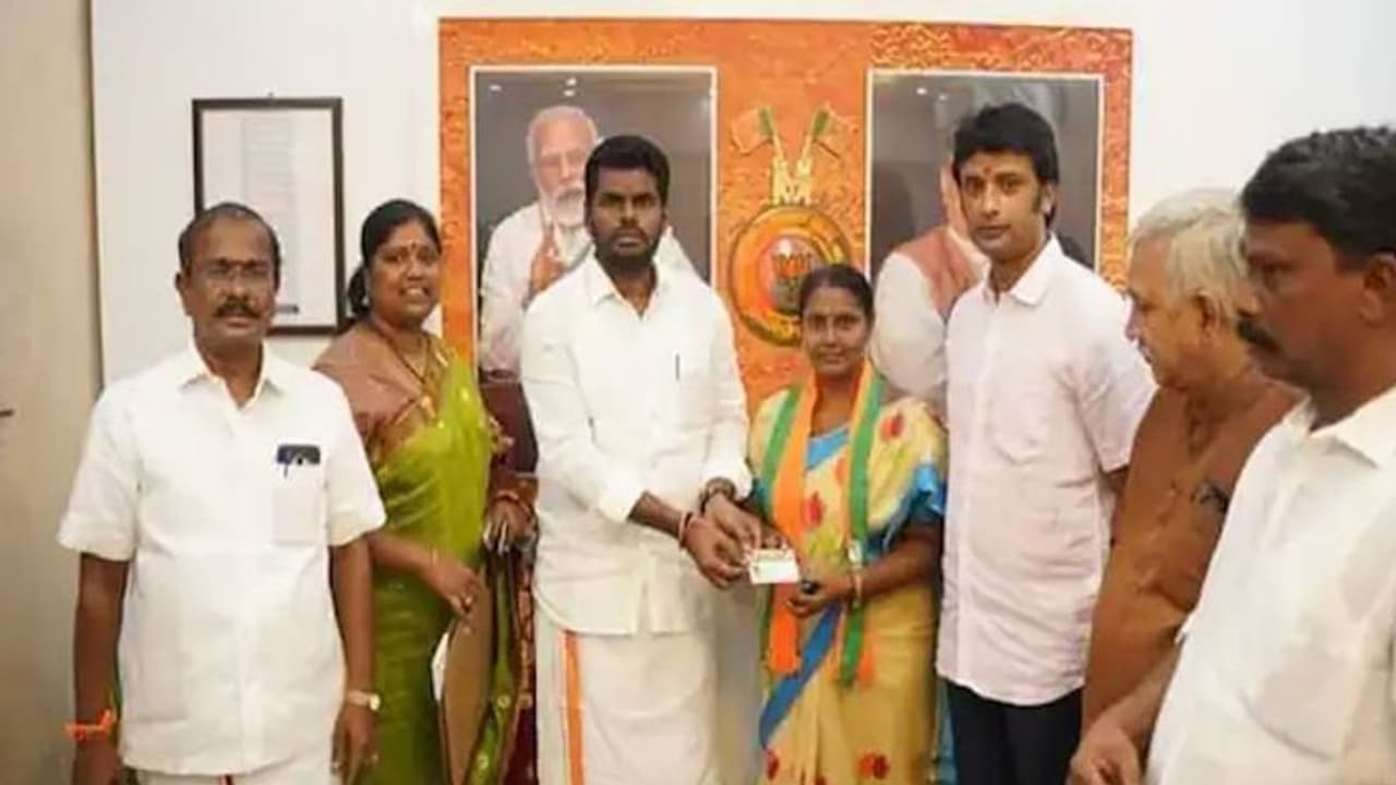 பாஜகவில் இணைந்த தமிழக வாழ்வுரிமை கட்சி தலைவரின் மாஜி மனைவி..!