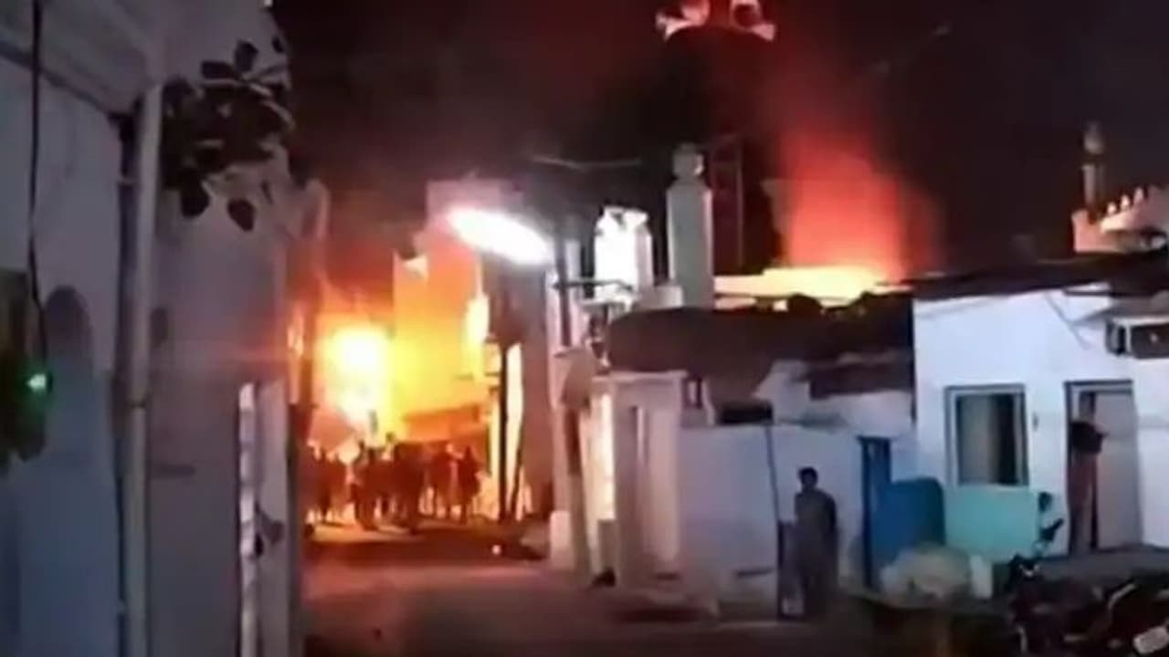 मध्य प्रदेश के नीमच में दो समुदाय भिड़े: आगजनी पत्थरबाजी हुई, पुलिस ने आंसू गैस के गोले छोड़े, धारा 144 लागू मध्य प्रदेश के नीमच में दो समुदाय भिड़े: आगजनी पत्थरबाजी हुई, पुलिस ने आंसू गैस के गोले छोड़े, धारा 144 लागू