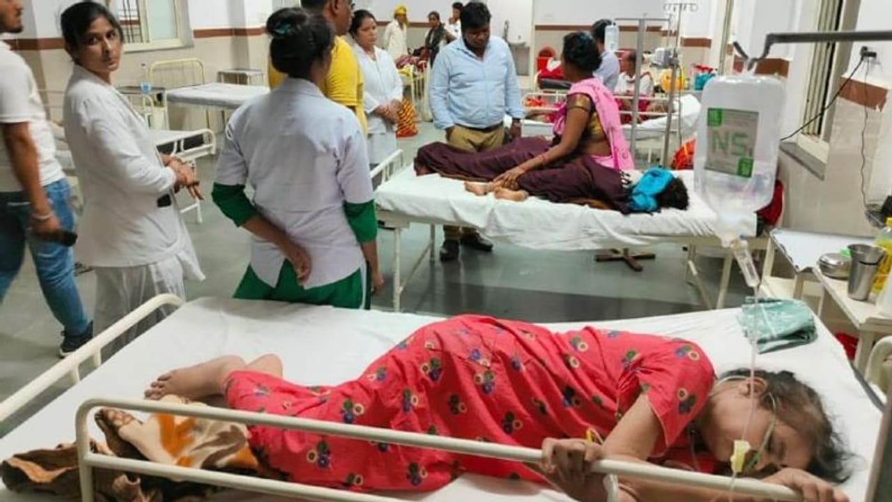 मध्य प्रदेश के छिंदवाड़ा में शादी का खाना बना जहर: 2 मासूम बच्चों की मौत, 12 की हालत गंभीर, इलाके में हड़कंप मध्य प्रदेश के छिंदवाड़ा में शादी का खाना बना जहर: 2 मासूम बच्चों की मौत, 12 की हालत गंभीर, इलाके में हड़कंप