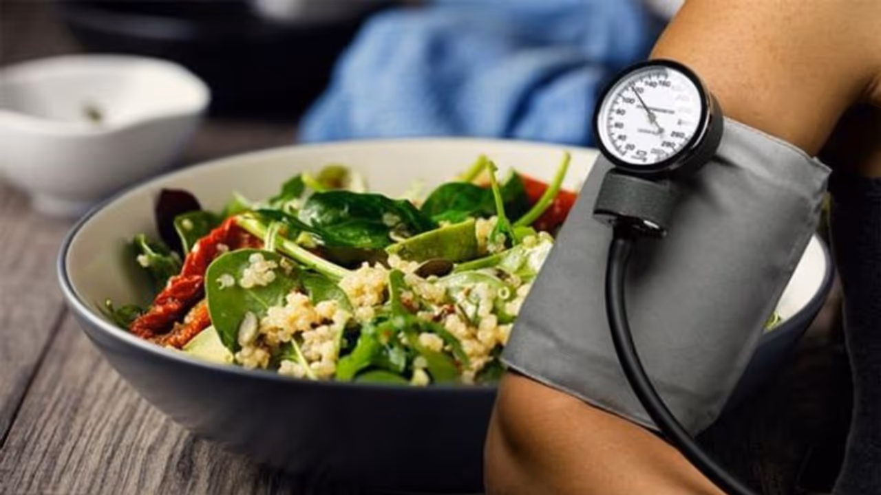 উচ্চ রক্তচাপের সমস্যায় ভুগছেন, ঘুম থেকে উঠে খালি পেটে খান এই খাবার উচ্চ রক্তচাপের সমস্যায় ভুগছেন, ঘুম থেকে উঠে খালি পেটে খান এই খাবার