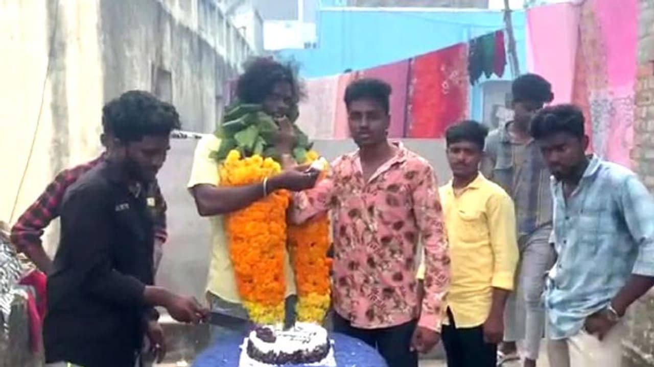 பட்டாக்கத்தியில் கேக் வெட்டி பிறந்தநாள் கொண்டாட்டம்.. கொத்தாக அள்ள சுத்துபோடும் போலீஸ்..! பட்டாக்கத்தியில் கேக் வெட்டி பிறந்தநாள் கொண்டாட்டம்.. கொத்தாக அள்ள சுத்துபோடும் போலீஸ்..!