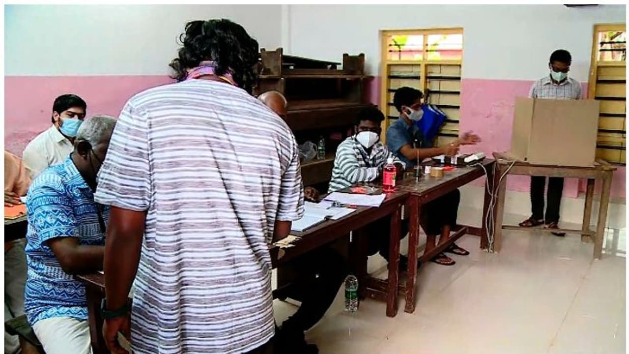 By Election : സംസ്ഥാനത്ത് 42 തദ്ദേശ വാർഡുകളിൽ വോട്ടെടുപ്പ് തുടങ്ങി; ജനവിധി തേടുന്നത് 182 സ്ഥാനാർത്ഥികൾ By Election : സംസ്ഥാനത്ത് 42 തദ്ദേശ വാർഡുകളിൽ വോട്ടെടുപ്പ് തുടങ്ങി; ജനവിധി തേടുന്നത് 182 സ്ഥാനാർത്ഥികൾ