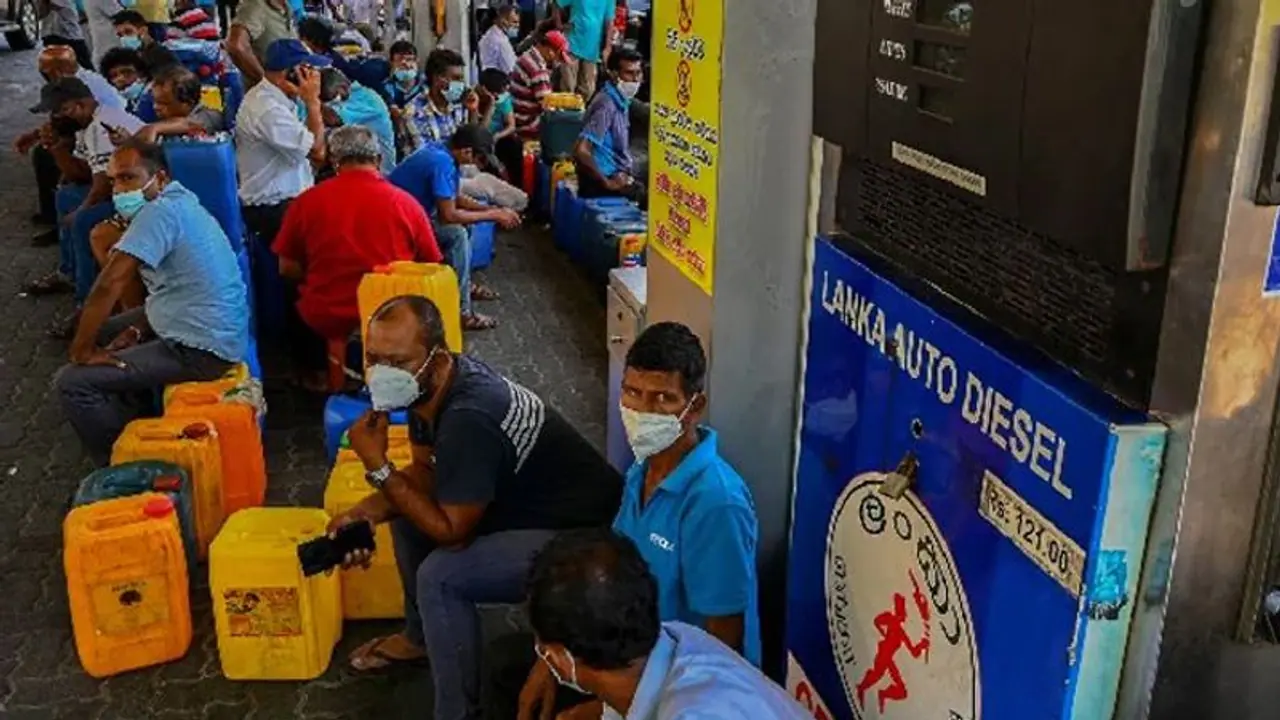 பெட்ரோல் வாங்க பணம் இல்லாமல் இலங்கை தவிப்பு..பெட்ரோல் நிலையங்களில் பொதுமக்கள் காத்திருக்க வேண்டாம் இலங்கை அரசு பெட்ரோல் வாங்க பணம் இல்லாமல் இலங்கை தவிப்பு..பெட்ரோல் நிலையங்களில் பொதுமக்கள் காத்திருக்க வேண்டாம் இலங்கை அரசு