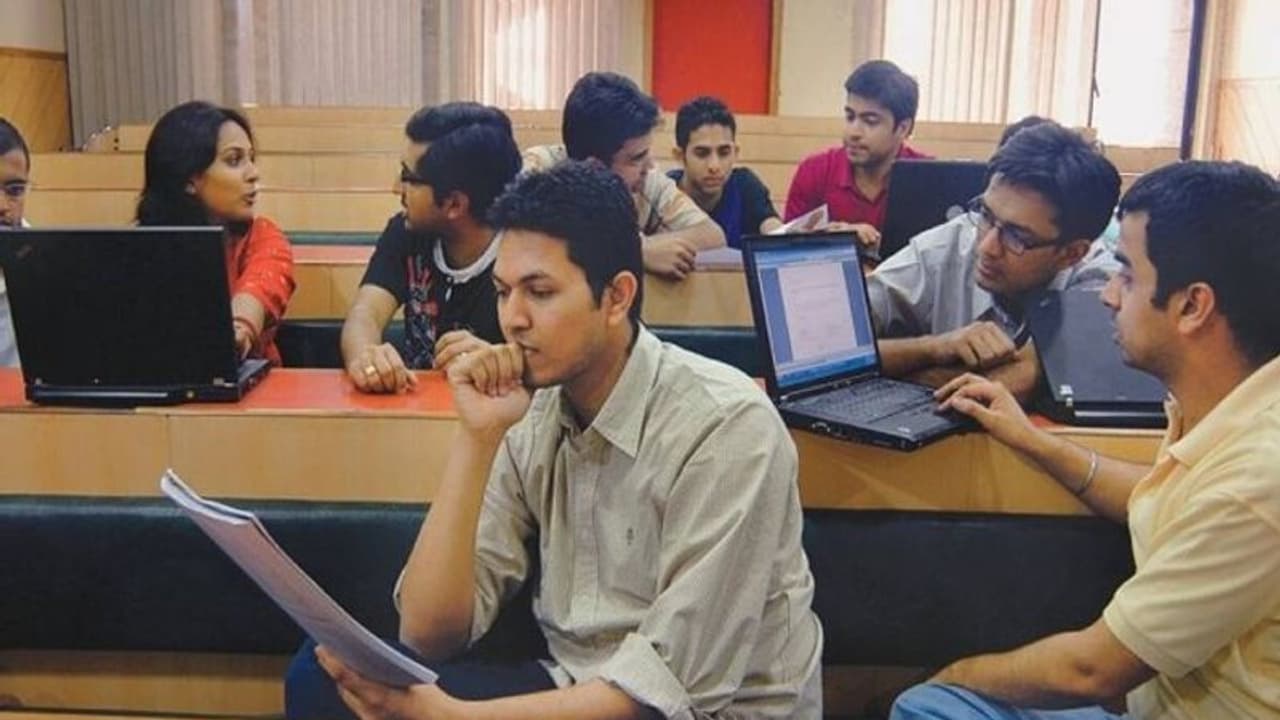 राजस्थान में 8 साल में बेरोजगारों ने सरकार को दिए 480 करोड़, फिर भी पेपर लीक, पढ़िए स्पेशल रिपोर्ट