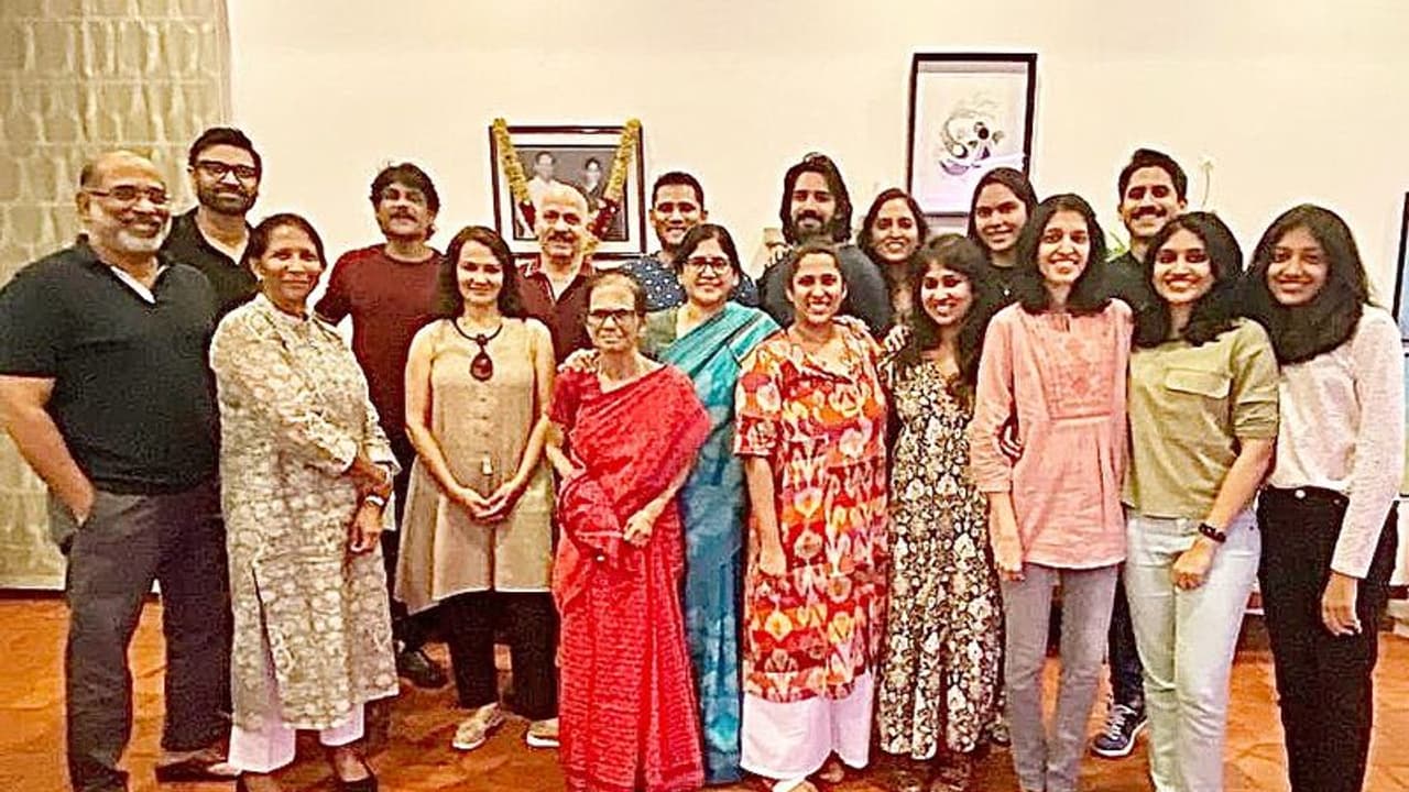 Nagarjuna: అక్కినేని కుటుంబం మొత్తం ఓ చోటకు.. ఏదైనా విశేషమా? Nagarjuna: అక్కినేని కుటుంబం మొత్తం ఓ చోటకు.. ఏదైనా విశేషమా?