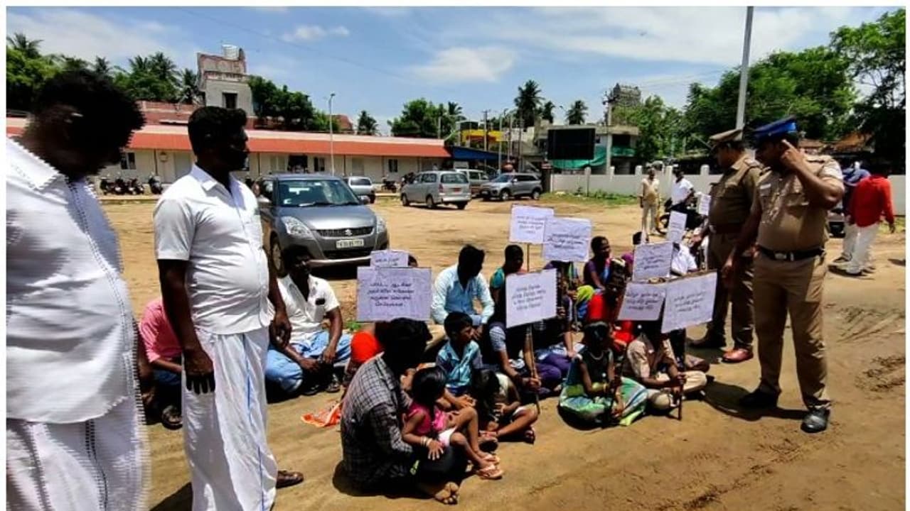 പൂമ്പുഹാറിൽ മത്സ്യത്തൊഴിലാളികളെ ഊരുവിലക്കിയെന്ന് പരാതി; ഒരു കൊല്ലത്തേക്ക് ഗ്രാമത്തിൽ പ്രവേശിക്കാൻ വിലക്ക് പൂമ്പുഹാറിൽ മത്സ്യത്തൊഴിലാളികളെ ഊരുവിലക്കിയെന്ന് പരാതി; ഒരു കൊല്ലത്തേക്ക് ഗ്രാമത്തിൽ പ്രവേശിക്കാൻ വിലക്ക്