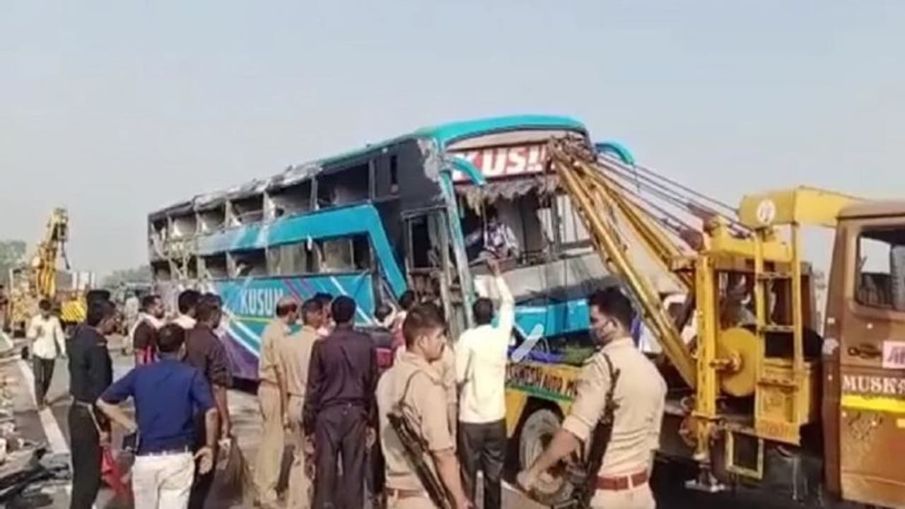 उन्नाव: लखनऊ आगरा एक्सप्रेस वे पर भीषण सड़क हादसा, तेज रफ्तार डबल डेकर बस डिवाइडर से टकराई, 2 की हुई मौत 