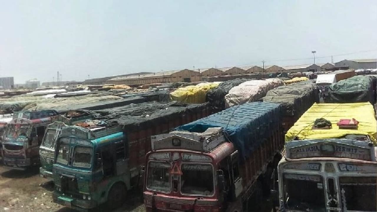 गेहूं निर्यात पर प्रतिबंध के बाद गुजरात में अफरातफरी, दीनदयाल बंदरगाह पर खड़े हैं 4000 लोडेड ट्रक गेहूं निर्यात पर प्रतिबंध के बाद गुजरात में अफरातफरी, दीनदयाल बंदरगाह पर खड़े हैं 4000 लोडेड ट्रक