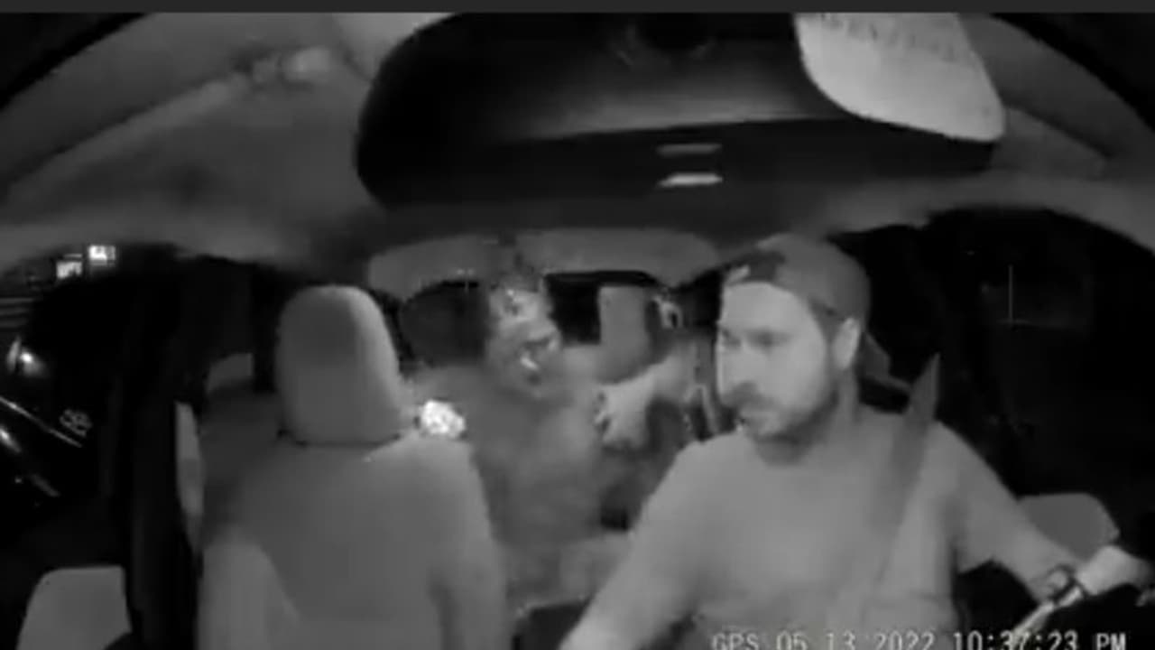 വംശീയമായി അധിക്ഷേപിച്ച യാത്രക്കാരിയെ കാറിൽ നിന്നും ഇറക്കിവിട്ട് ഡ്രൈവര് വംശീയമായി അധിക്ഷേപിച്ച യാത്രക്കാരിയെ കാറിൽ നിന്നും ഇറക്കിവിട്ട് ഡ്രൈവര്