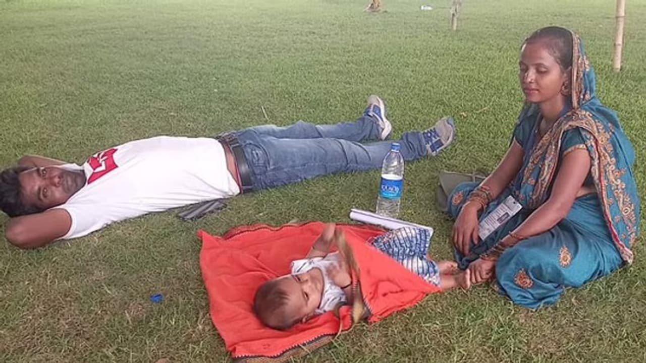 झारखंड पंचायत चुनाव की एक तस्वीर ऐसी भी : चिलचिलाती धूप में बच्चे और पति के साथ इंतजार करती महिला उम्मीदवार झारखंड पंचायत चुनाव की एक तस्वीर ऐसी भी : चिलचिलाती धूप में बच्चे और पति के साथ इंतजार करती महिला उम्मीदवार