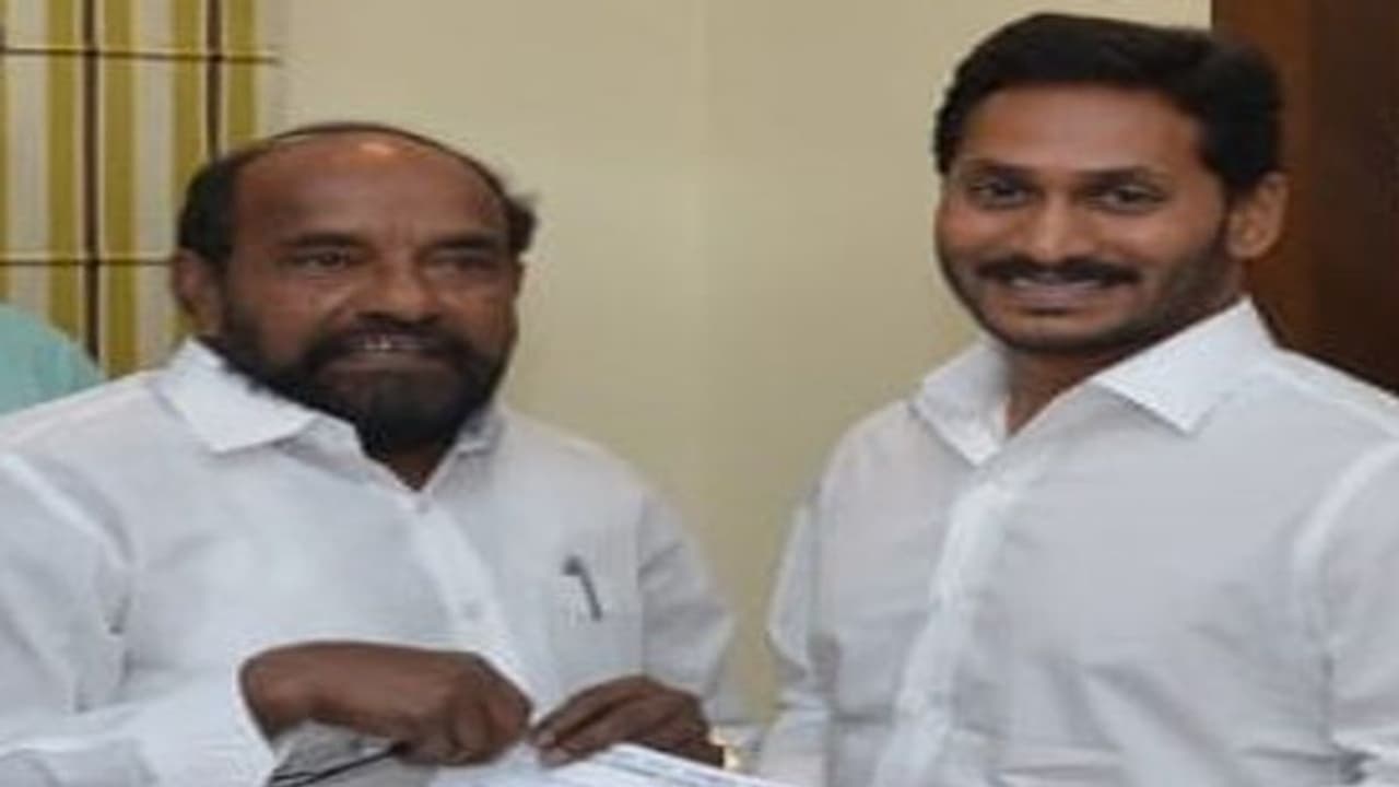 కృష్ణయ్యతో ఠాక్రే భేటీ.. కాంగ్రెస్ నుంచి కీలక హామీ.. మరి వైఎస్ జగన్ అంగీకరిస్తారా? కృష్ణయ్యతో ఠాక్రే భేటీ.. కాంగ్రెస్ నుంచి కీలక హామీ.. మరి వైఎస్ జగన్ అంగీకరిస్తారా?