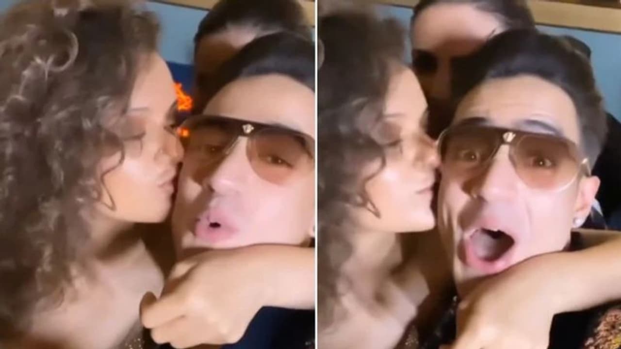 पहले भरी महफिल में कंगना रनोट ने इस शख्स को लगाया गले, फिर गाल पर किए एक के बाद एक धड़ाधड़ Kiss पहले भरी महफिल में कंगना रनोट ने इस शख्स को लगाया गले, फिर गाल पर किए एक के बाद एक धड़ाधड़ Kiss