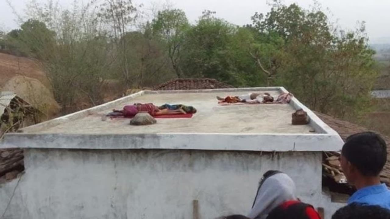 MP के मंडला में खौफनाक क्राइम: पति पत्नी और बच्ची की नींद में ही मार डाला, महिला का सिर काटकर ले गए साथ MP के मंडला में खौफनाक क्राइम: पति पत्नी और बच्ची की नींद में ही मार डाला, महिला का सिर काटकर ले गए साथ