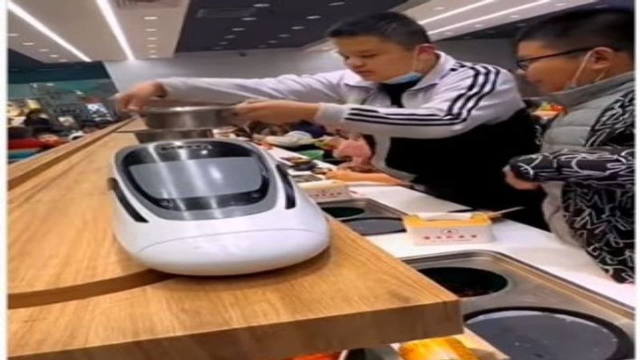 इस रेस्त्रां में वेटर नहीं बुलेट ट्रेन लाती है खाना, ग्राहकों को बोगी से खुद उठानी पड़ती है प्लेट इस रेस्त्रां में वेटर नहीं बुलेट ट्रेन लाती है खाना, ग्राहकों को बोगी से खुद उठानी पड़ती है प्लेट