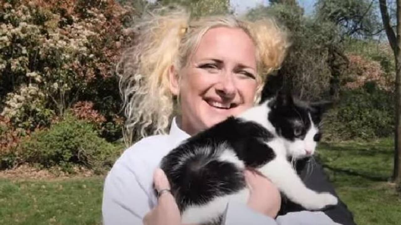 പൂച്ചയെ ഇറക്കിവിടണം എന്ന് വീട്ടുടമകൾ, അതേ പൂച്ചയെ തന്നെ വിവാഹം കഴിച്ച സ്ത്രീ! പൂച്ചയെ ഇറക്കിവിടണം എന്ന് വീട്ടുടമകൾ, അതേ പൂച്ചയെ തന്നെ വിവാഹം കഴിച്ച സ്ത്രീ!