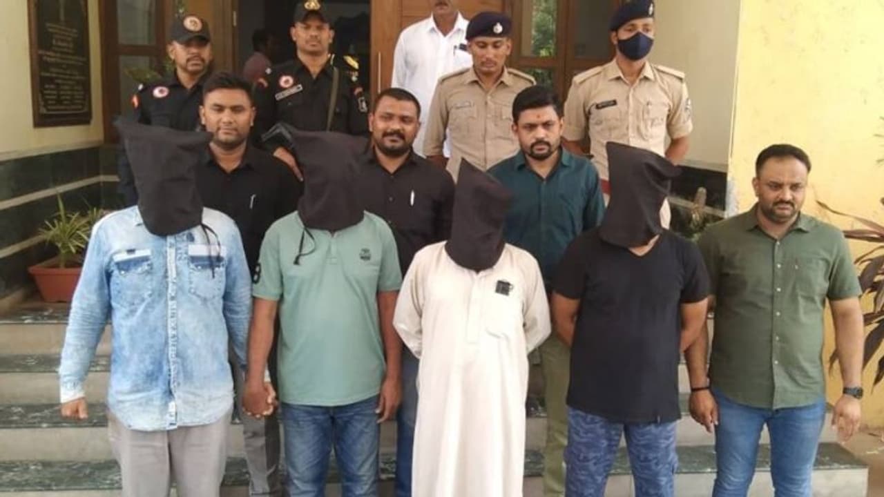 ബോംബൈ ഭീകരാക്രമണ കേസിൽ പ്രതികളായ നാല് പേര് ഗുജറാത്തിൽ പിടിയിൽ ബോംബൈ ഭീകരാക്രമണ കേസിൽ പ്രതികളായ നാല് പേര് ഗുജറാത്തിൽ പിടിയിൽ