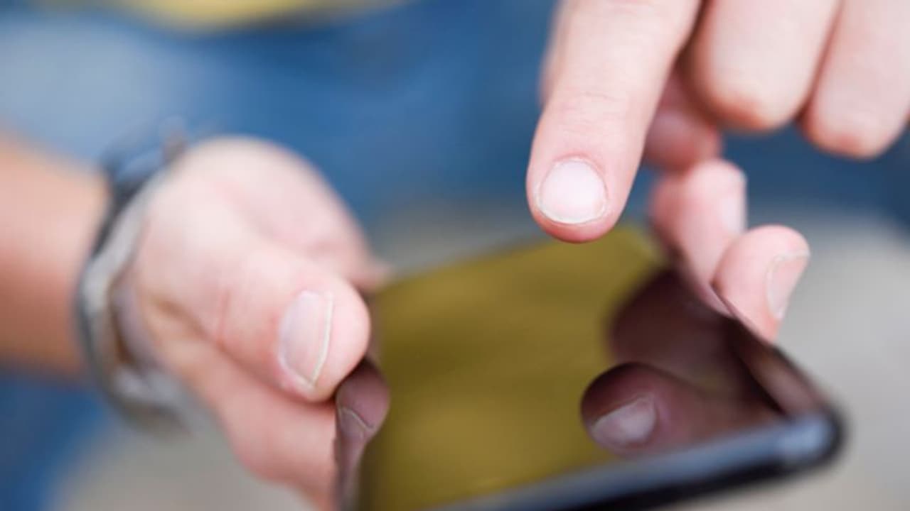 യുവതിയോട് ചാറ്റ് ചെയ്തതിന് 20 കാരനെ മര്‍ദ്ദിച്ചശേഷം നഗ്‌നനായി നടത്തി, വീഡിയോകള്‍ പുറത്ത്