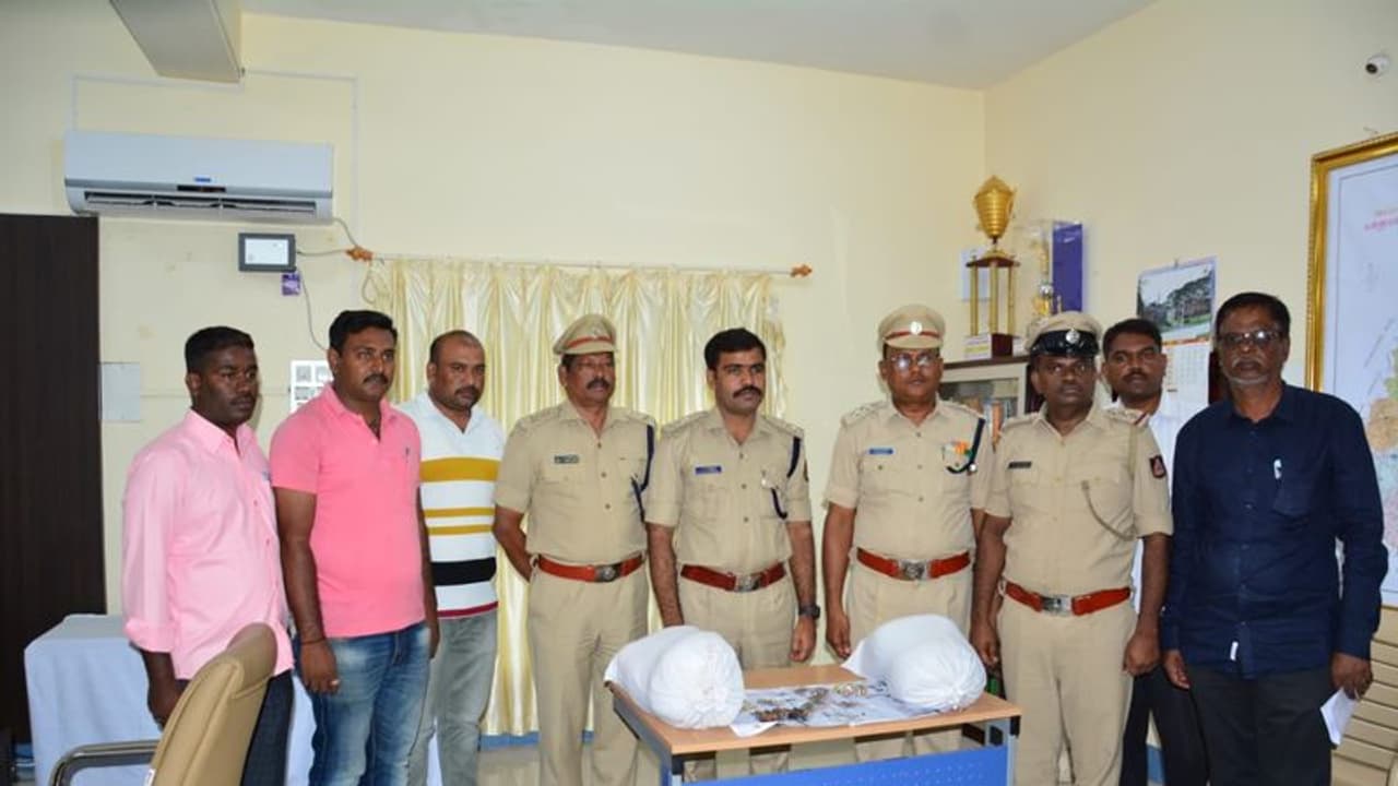 ಕೋಟೆನಾಡು ಚಿತ್ರದುರ್ಗದಲ್ಲಿ ಗಾಂಜಾ ಗಮ್ಮತ್ತು, ಕಾಲೇಜು ವಿಧ್ಯಾರ್ಥಿಗಳೇ ಟಾರ್ಗೆಟ್ ಕೋಟೆನಾಡು ಚಿತ್ರದುರ್ಗದಲ್ಲಿ ಗಾಂಜಾ ಗಮ್ಮತ್ತು, ಕಾಲೇಜು ವಿಧ್ಯಾರ್ಥಿಗಳೇ ಟಾರ್ಗೆಟ್