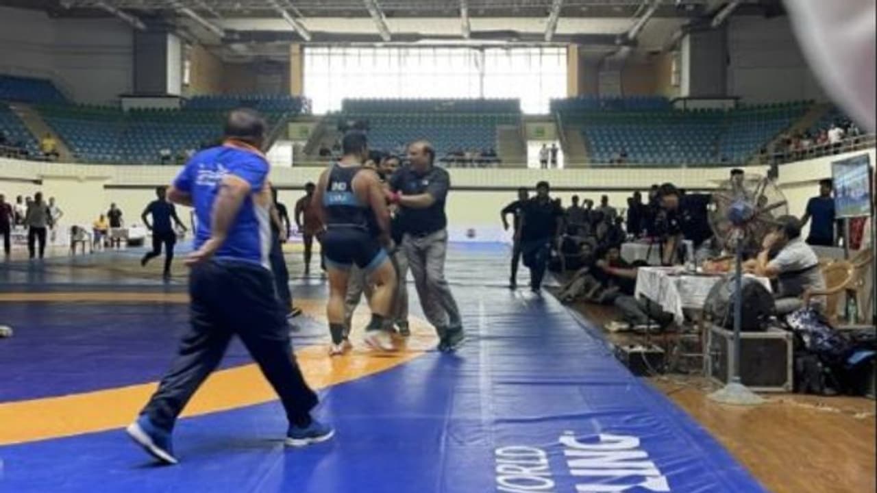 ಮೊದಲು ಕೈ ಮಾಡಿದ್ದು ರೆಫ್ರಿ, ಅದಕ್ಕೆ ನಾನು ಕೆನ್ನೆಗೆ ಬಾರಿಸಿದೆ ಎಂದ ಕುಸ್ತಿಪಟು ಸತೇಂದರ್ ಮಲೀಕ್ ಮೊದಲು ಕೈ ಮಾಡಿದ್ದು ರೆಫ್ರಿ, ಅದಕ್ಕೆ ನಾನು ಕೆನ್ನೆಗೆ ಬಾರಿಸಿದೆ ಎಂದ ಕುಸ್ತಿಪಟು ಸತೇಂದರ್ ಮಲೀಕ್