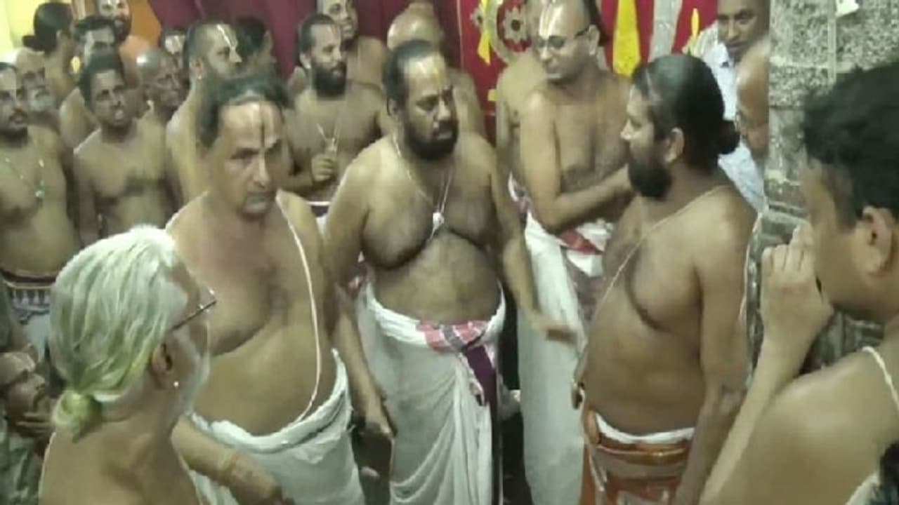 வேத பாராயணம் பாடுவது வடகலையா? தென்கலையா? பிரச்சனையை தீர்த்து வைத்தது உயர்நீதிமன்றம்!!