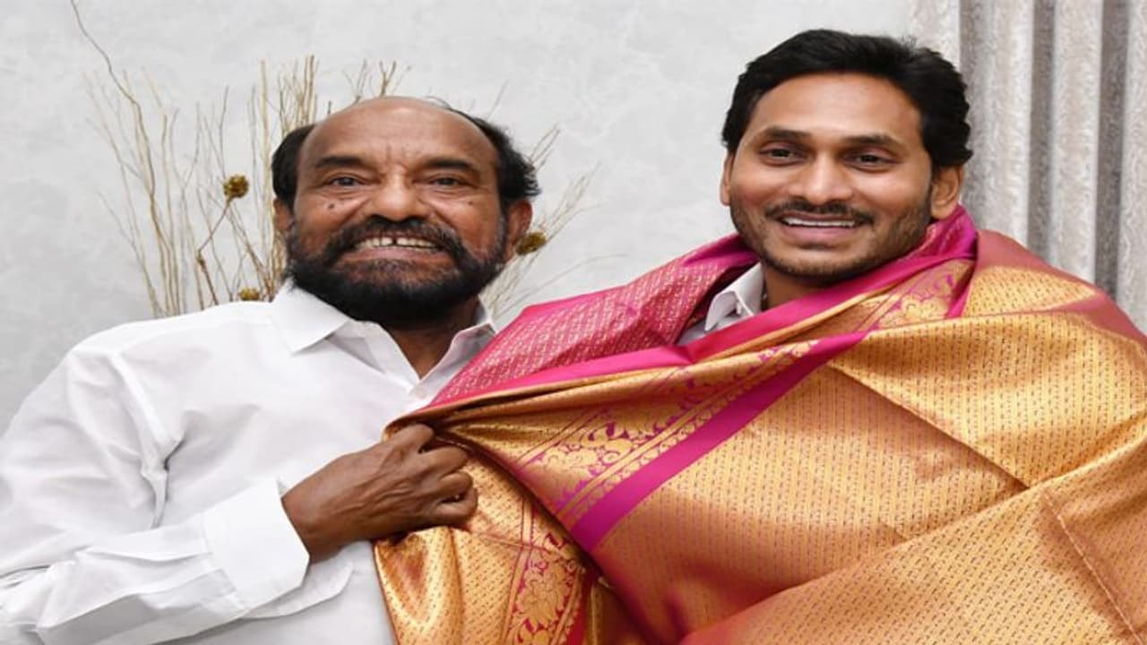 బీసీలకు జగన్ పెద్ద పీట.. రాజ్యసభకు ఎన్నికైతే నేను వైసీపీలో చేరినట్లే : ఆర్ కృష్ణయ్య వ్యాఖ్యలు బీసీలకు జగన్ పెద్ద పీట.. రాజ్యసభకు ఎన్నికైతే నేను వైసీపీలో చేరినట్లే : ఆర్ కృష్ణయ్య వ్యాఖ్యలు