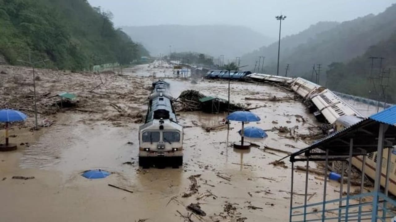 Assam Floods: తగ్గని వ‌ర‌ద‌లు.. బ‌డులు, కాలేజీలు మ‌రో 48 గంటలపాటు మూసివేత ! 