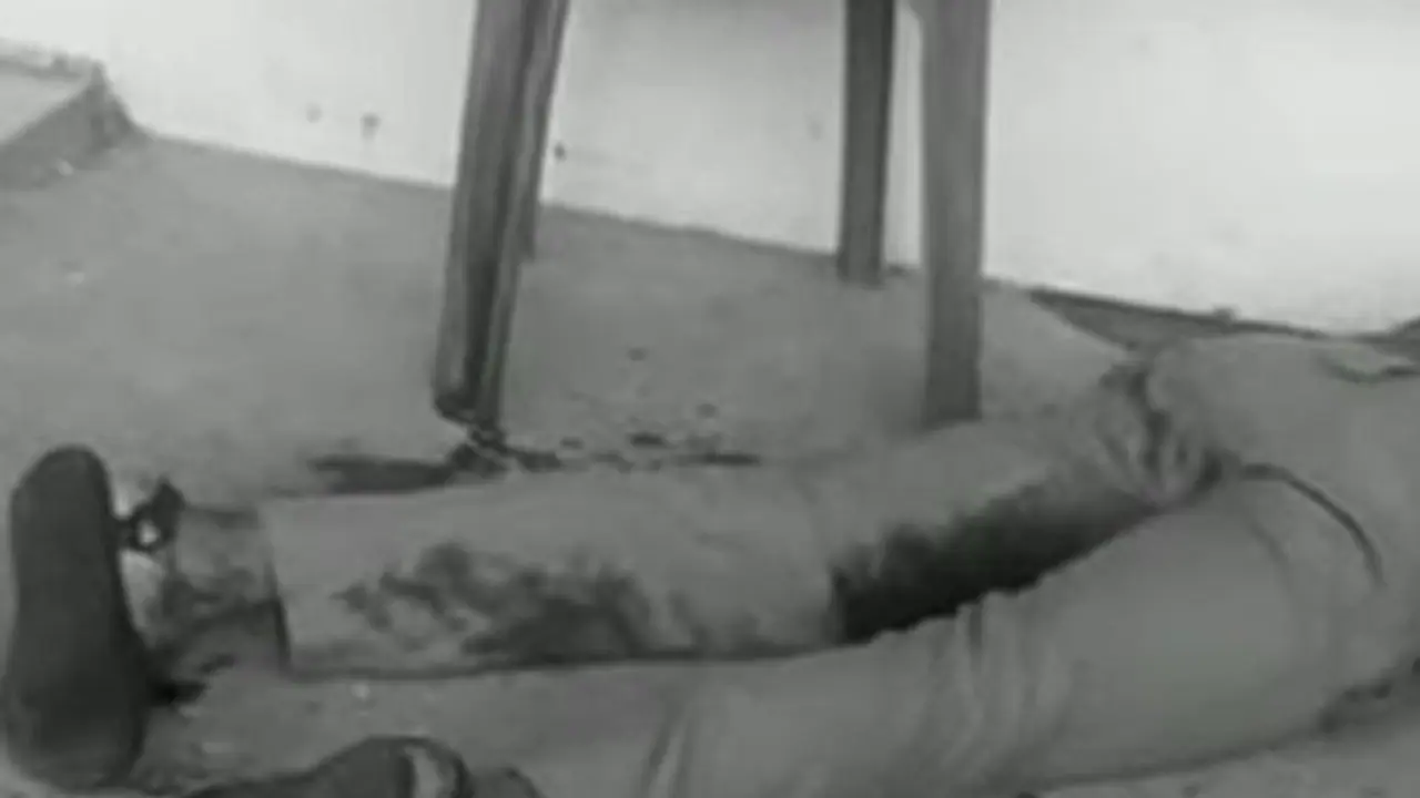 ரத்தம் தெறித்து சிதறிய மூளை.. பாதுகாப்பு பணியில் இருந்த ஆயுதப்படை காவலர் திடீர் தற்கொலை..! ரத்தம் தெறித்து சிதறிய மூளை.. பாதுகாப்பு பணியில் இருந்த ஆயுதப்படை காவலர் திடீர் தற்கொலை..!