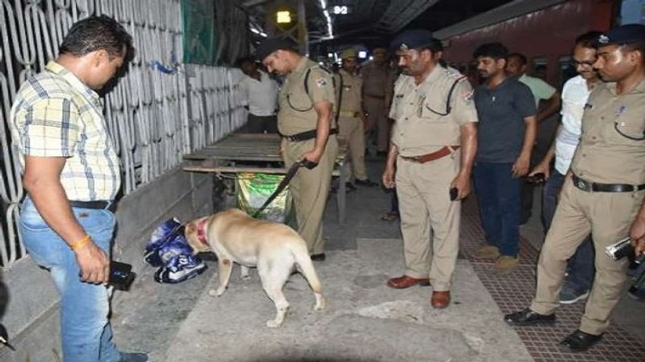गोरखपुर बांद्रा हमसफर एक्सप्रेस में बम होने की सूचना से मचा हड़कंप, गहन जांच के बाद ट्रेन को किया रवाना