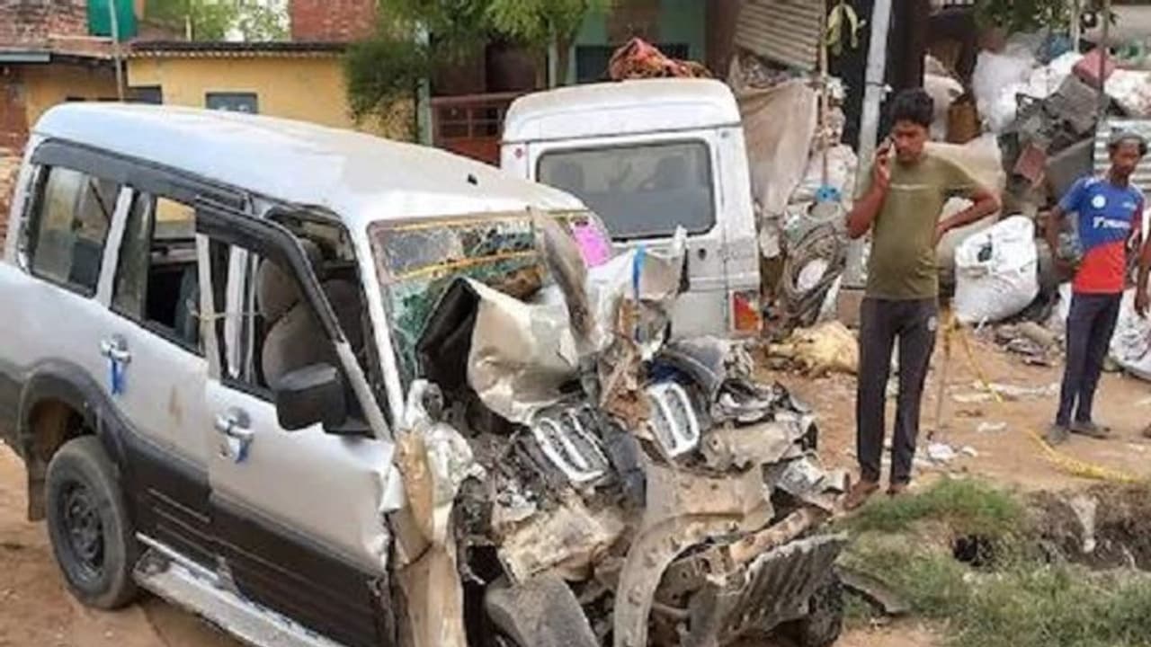 भदोही में बारातियों से भरी तेज रफ्तार स्कॉर्पियो की ट्रक से जोरदार भिड़ंत, चालक समेत दो महिलाओं की मौत भदोही में बारातियों से भरी तेज रफ्तार स्कॉर्पियो की ट्रक से जोरदार भिड़ंत, चालक समेत दो महिलाओं की मौत