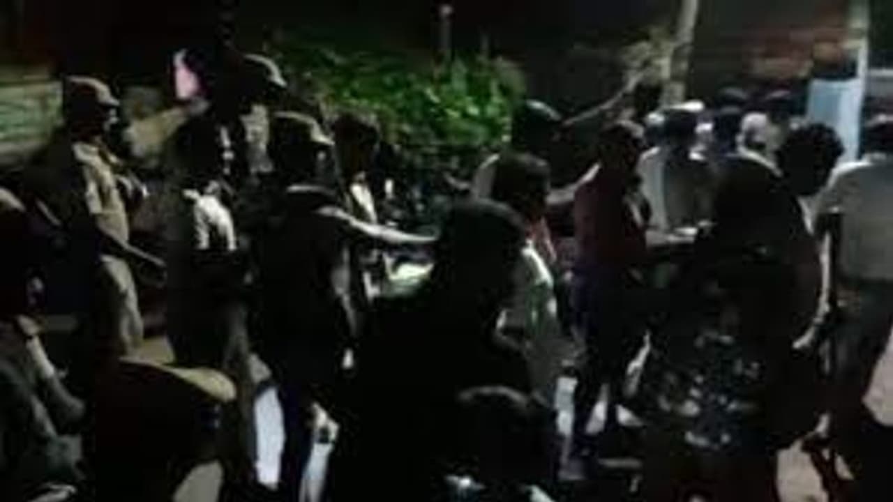 மீன் விற்பனை மோதல்.. பெட்ரோல் குண்டு வீச்சு.. பயங்கர ஆயுதங்களுடன் தாக்குதல்.. ஊரையே சூறையாடிய கும்பல்.. மீன் விற்பனை மோதல்.. பெட்ரோல் குண்டு வீச்சு.. பயங்கர ஆயுதங்களுடன் தாக்குதல்.. ஊரையே சூறையாடிய கும்பல்..